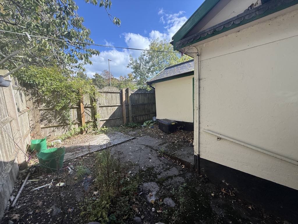 Lot: 120 - FORMER TOLL HOUSE WITH GARDEN - Rear garden to the property